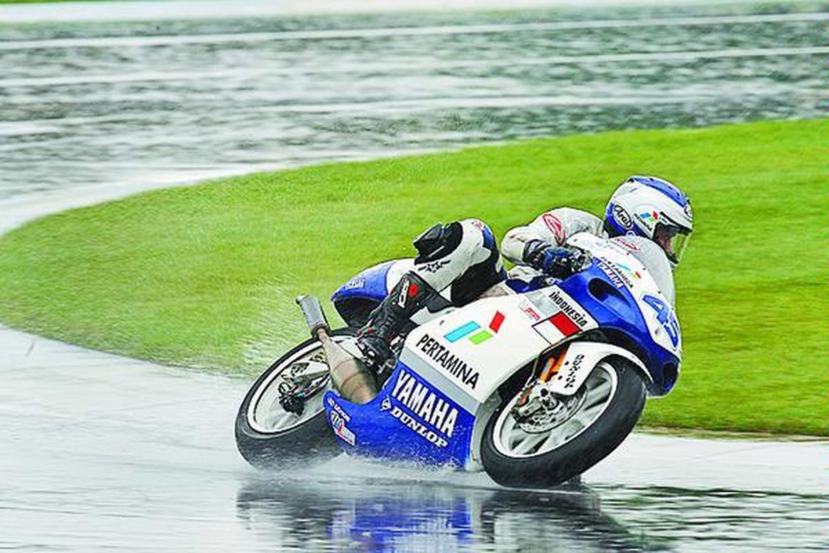 Doni Tata Pradita, satu-satunya pembalap Indonesia yang mengikuti kejuaraan dunia balap motor, Jumat (12/9), menjalani latihan GP Indianapolis, Amerika Serikat, kelas 250 cc. 