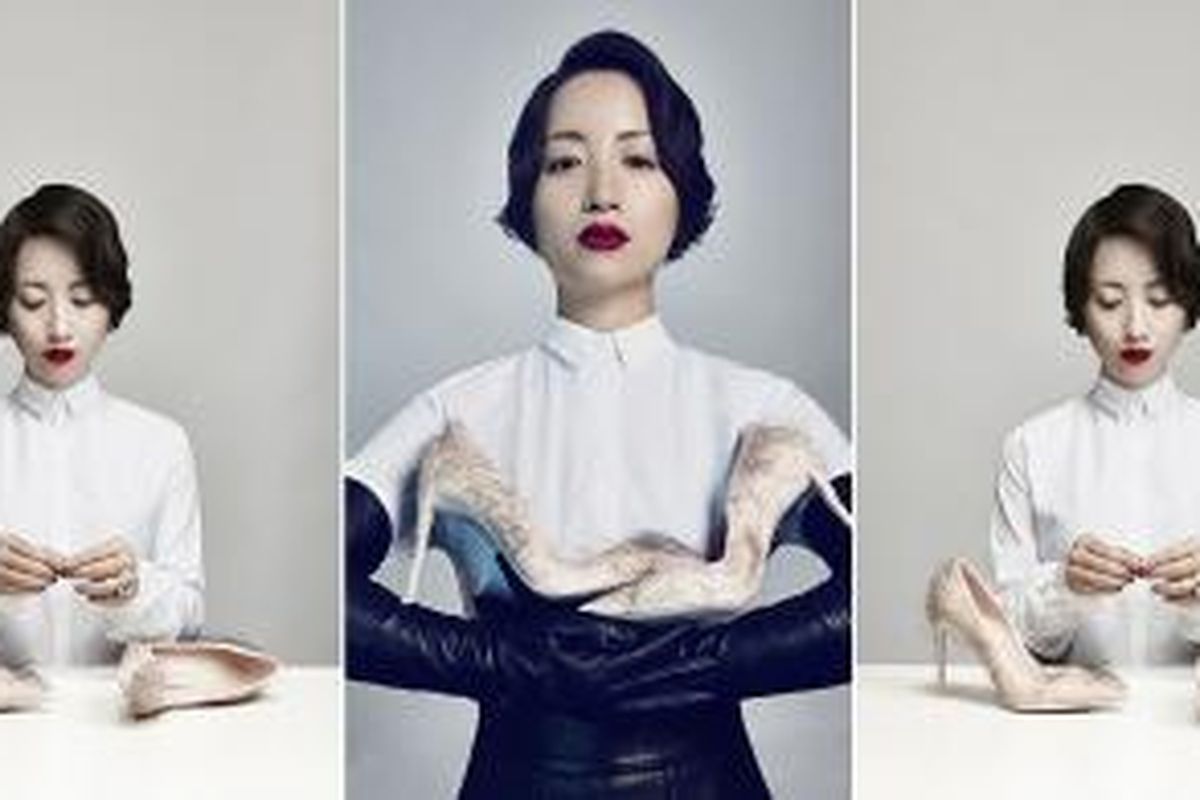 Seorang seniman asal Tiongkok, Zhu Tian, menampillkan sebuah karya seni berupa sepasang sepatu hak tinggi. Alih-alih menggunakan material dan bahan yang umum untuk membuat sepatu, seperti kulit, plastik atau beludru, dia memilih rambut asli manusia.