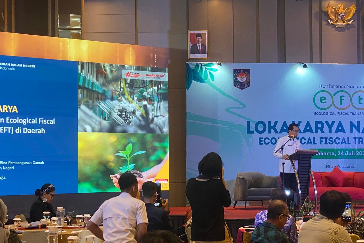 Direktur Jenderal Bina Pembangunan Daerah Kemendagri Restuardy Daud memberikan sambutan dalam  Lokakarya dan Konferensi Nasional EFT di Jakarta, Rabu (24/7/2024). 