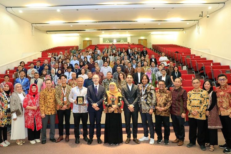 Gubernur Jatim Khofifah memberikan kulian umum bagi mahasiswa Indonesia di Universitas Nottingham.