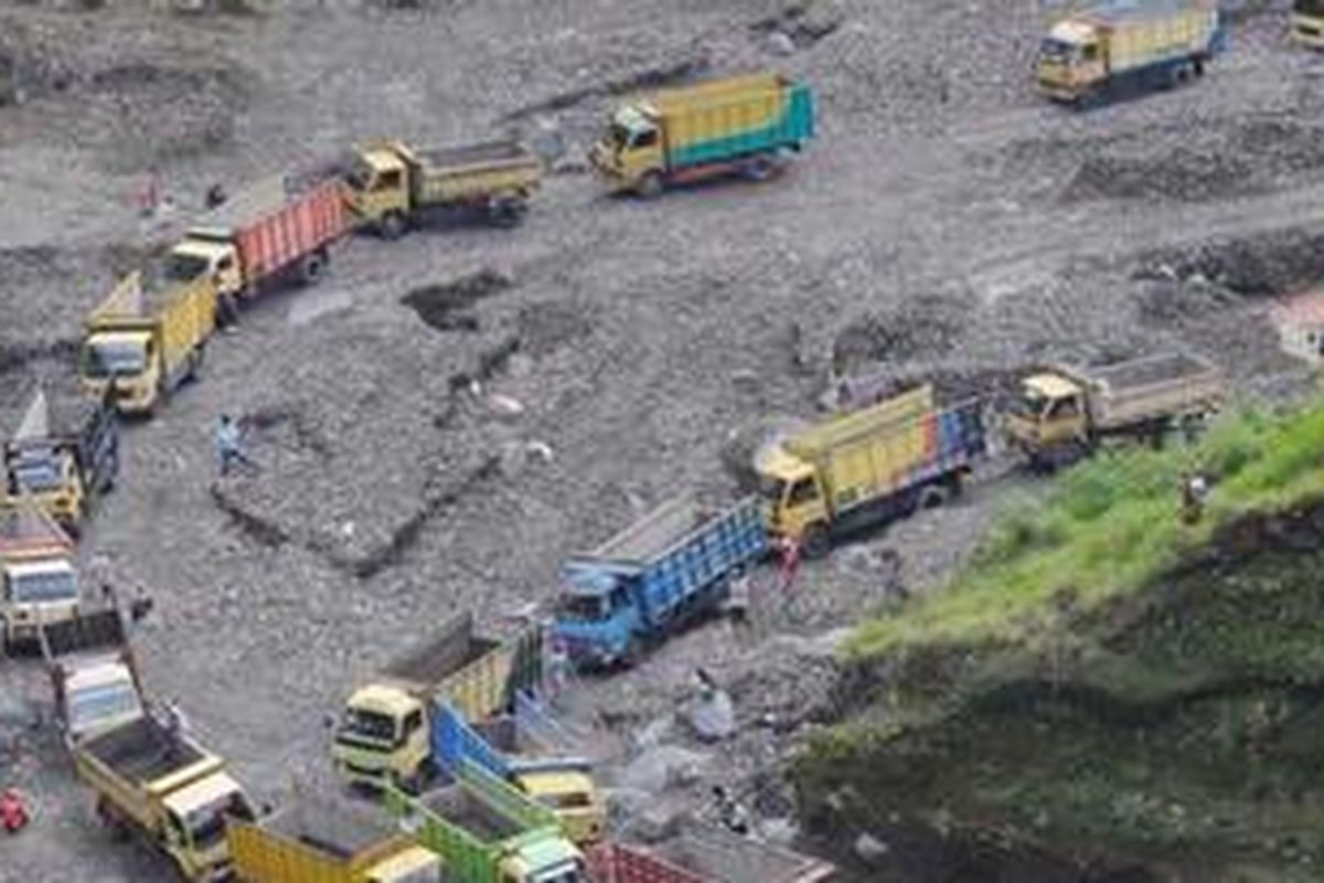 Truk-truk pasir berbaris di lereng Gunung Merapi.