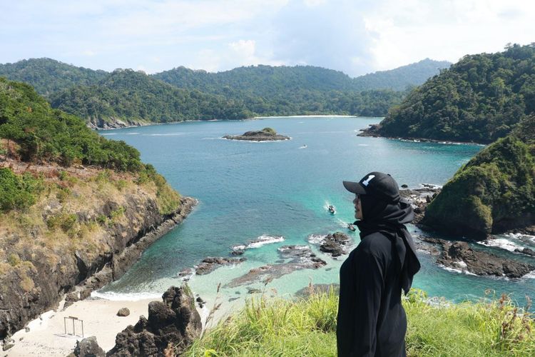 Bupati Banyuwangi Ipuk Fiestiandani saat berkunjung ke Pulau Bedil, Minggu (11/5/2025).