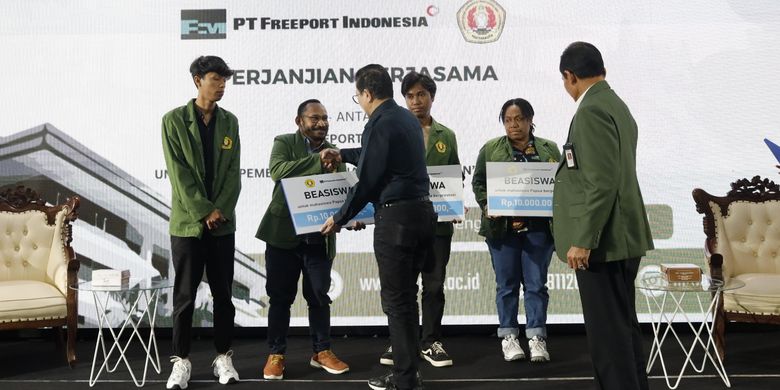 Presiden Direktur PT Freeport Indonesia (PTFI) Tony Wenas bersama Rektor UPNYK Prof Irhas Effendi saat memberikan plakat simbolis kepada penerima beasiswa yang merupakan mahasiswa UPNYK berprestasi dari Papua, Senin (4/3/2024).
