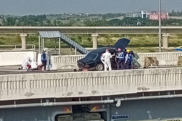 Guna menekan angka kecelakaan dan fatalitas di jalan tol, PT Jasa Marga (Persero) Tbk bekerja sama dengan Badan Nasional Pencarian dan Pertolongan (Basarnas) menggelar simulasi evakuasi udara atau air evacuation, Senin (10/05/2021).