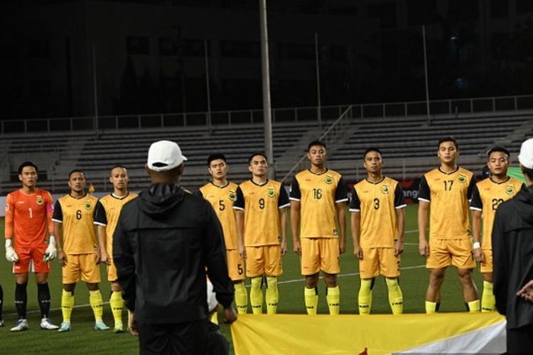 Pemain timnas Brunei Darussalam ketika menyanyikan lagu kebangsaan menjelang laga Grup A Piala AFF 2022 kontra Filipina di Rizal Memorial Stadium, Jumat (23/12/2022).