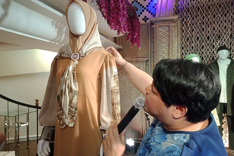 Desainer Ivan Gunawan menunjukkan pemakaian Hijab Collection, koleksi perhiasan emas yang diluncurkannya untuk para perempuan berhijab.