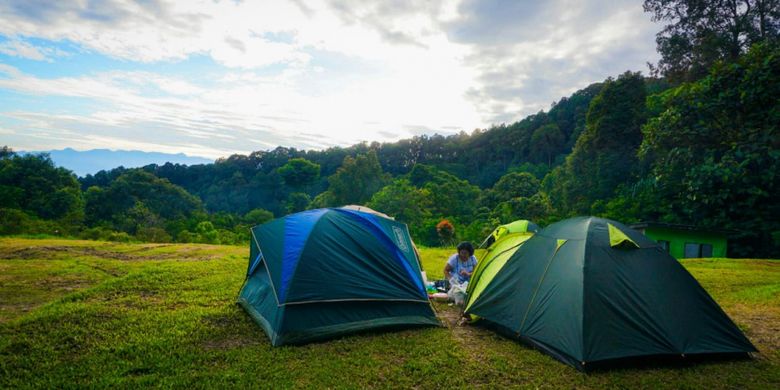 Pengunjung Bumi Perkemahan Sukamantri, Bogor, Jawa Barat, sedang menikmati suasana pagi di sekitar tenda.