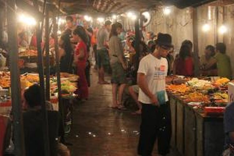 Makan malam di pasar malam adalah pilihan makan hemat dan enak di Luang Prabang, Laos.