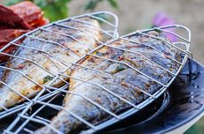 Resep Ikan Bakar Utuh Antilengket, Panaskan Dulu Pemanggang Besi