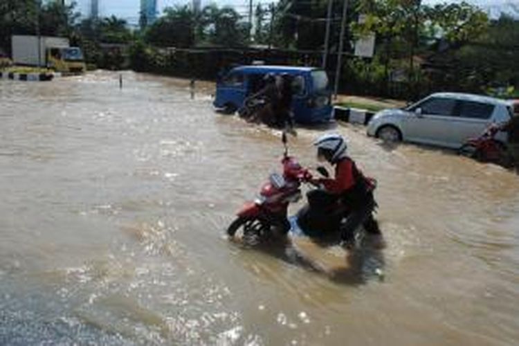 Samarinda dikepung banjir, sejumlah kendaraan mogok di tengah jalan