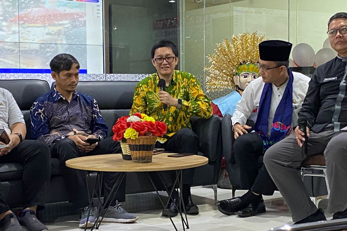 Peneliti Ahli Utama Pusat Riset Oseanografi Badan Riset dan Inovasi Nasional (BRIN), Muhammad Reza Cordova (tengah) menjelaskan soal mikroplastik pada hujan, Jumat (24/10/2025). 