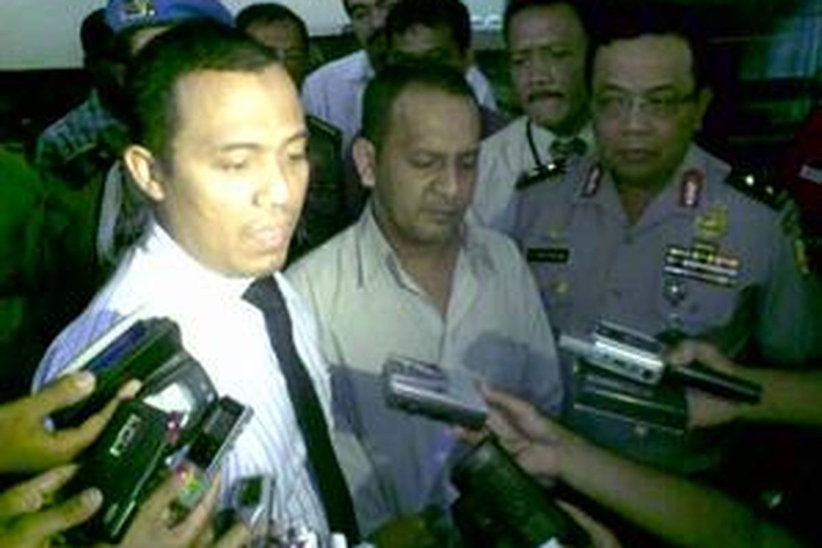 Reza Sungkar (tengah) bersama pengacaranya Sugito (kiri) dan Kepala Divisi Humas Mabes Polri Irjen Edward Aritonang saat menyerahkan diri ke Mabes Polri.