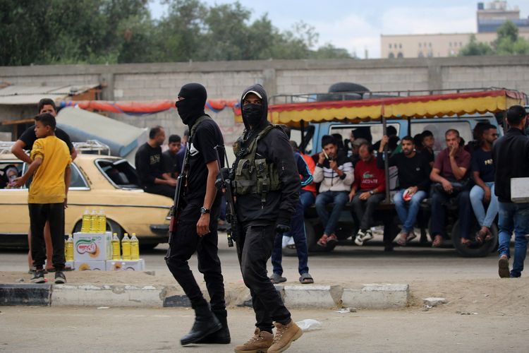 Personel pasukan keamanan internal yang mengabdi ke kelompok Hamas saat berpatroli di kamp pengungsi Nuseirat, Gaza tengah, 12 Oktober 2025.