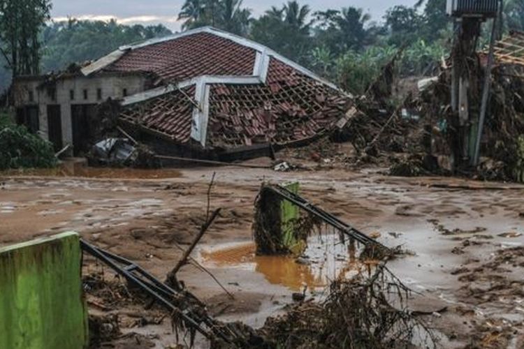 Sejumlah rumah rusak dan masih belum dibersihkan karena tebalnya lumpur sisa banjir di Desa Calung Bungur, Lebak, Banten, Kamis (02/01). 