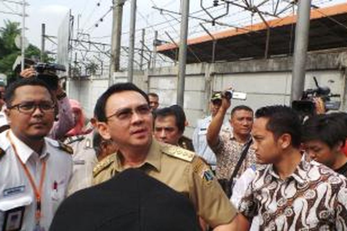 Gubernur DKI Jakarta Basuki Tjahaja Purnama (tengah) saat meninjau Stasiun Tanah Abang, Jakarta Pusat, Rabu (15/4/2015). 