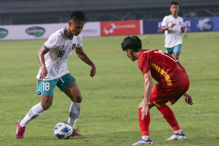Pemain Timnas U19 Indonesia, Alfriyanto Nico menggiring bola saat melawan Vietnam pada laga perdana Grup A Piala AFF U19 2022 di Stadion Patriot Candrabhaga, Bekasi, Jawa Barat, Sabtu (2/7/2022) malam WIB. Kedua tim bermain imbang tanpa gol.