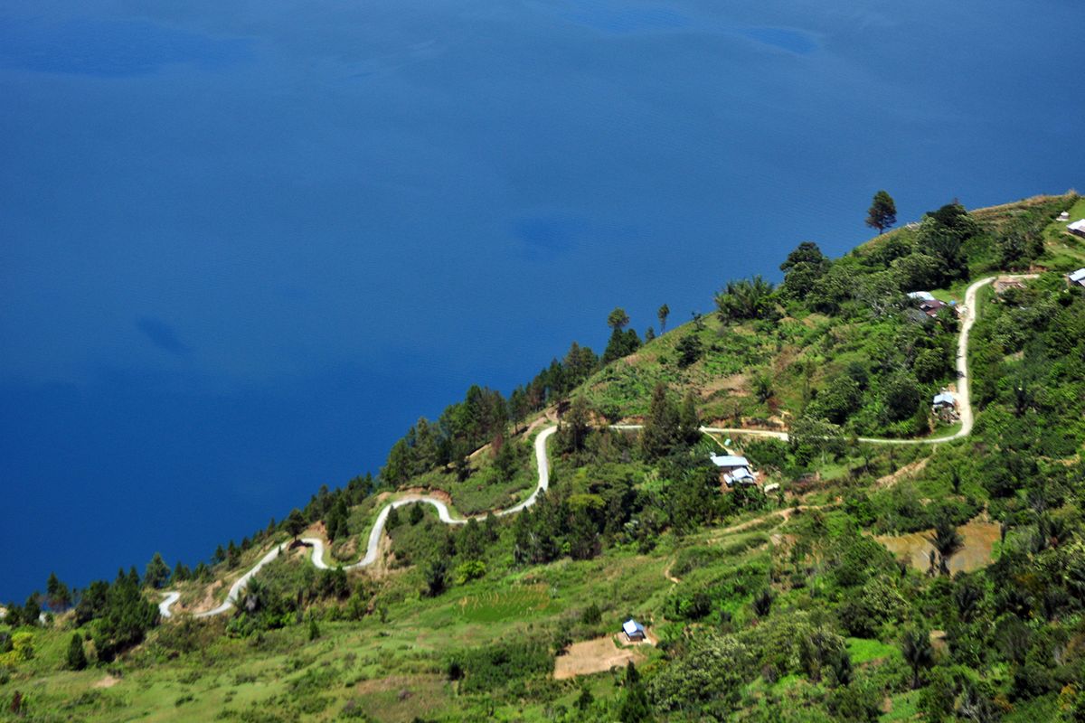 Huta Ginjang, tempat menikmati Danau Toba.