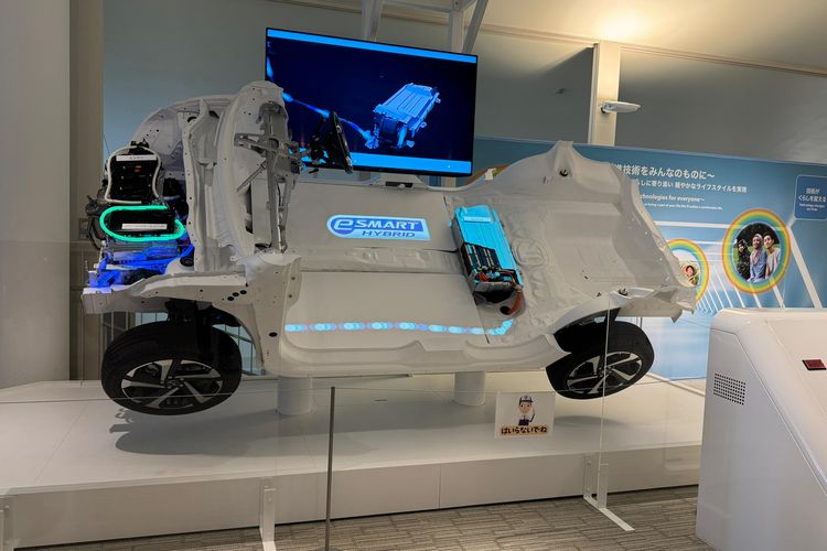 Mesin Daihatsu Rocky e-Smart Hybdir di Daihatsu Motor Headquarter, Osaka.