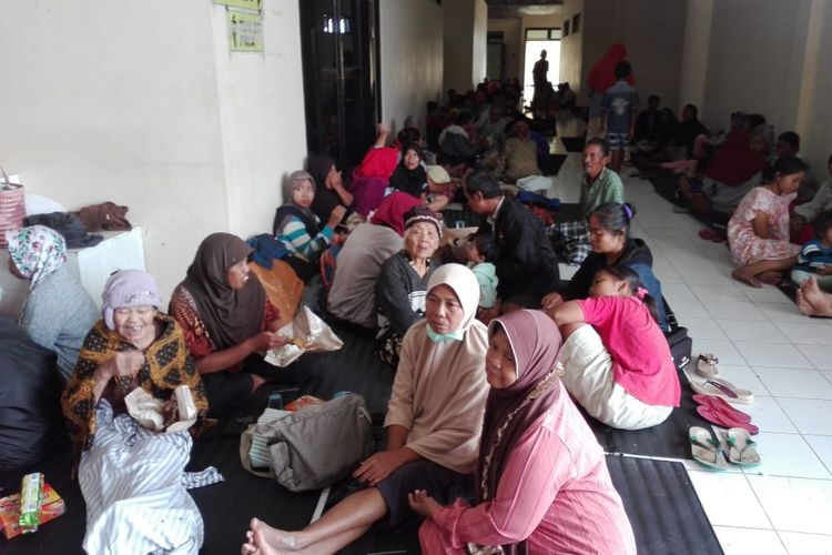 Warga memadati Stadion Cangkring di Kota Wates, Kulon Progo, hari ini. Foto ini diambil warga selagi ikut dalam upaya evakuasi.