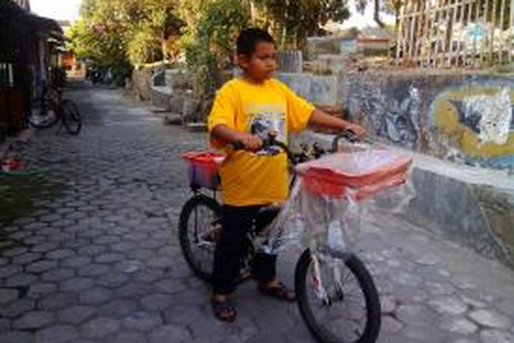 Zyah Rizal Fadilah (11), bocah penjual kue dan jus, selalu menolak pemberian uang lebih dari pembelinya. 