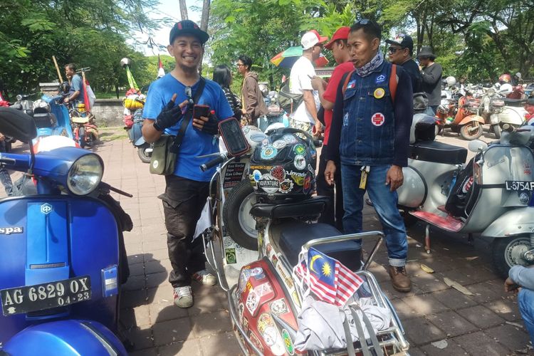 Awang Herni (Baju biru) biker asal Serawak, Malaysia, saat ditemui di Lapangan Lagoon, Nusa Dua, Badung, Bali pada Jumat (10/6/2022).  KOMPAS.COM/ Yohanes Valdi Seriang Ginta