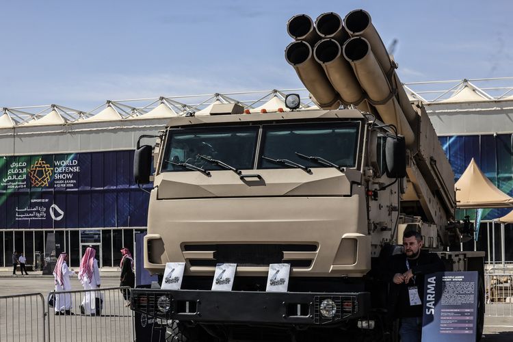 Peluncur roket ganda Sarma buatan Rusia dipamerkan di World Defence Show, Riyadh, Arab Saudi, 9 Februari 2026.