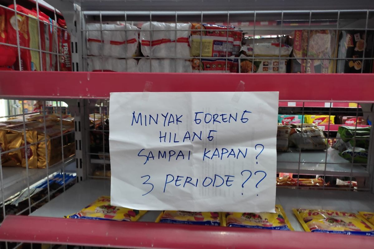 Tulisan protes kelangkaan dan mahalnya harga minyak goreng di rak minimarket di Solo, Jawa Tengah.