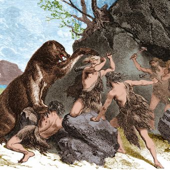 Ilustrasi ini dibuat tahun 1870, menggambarkan manusia purba menggunakan tongkat kayu dan kapak batu untuk menangkis serangan seekor beruang gua besar. Beruang gua (Ursus spelaeus) adalah spesies beruang yang hidup di Eropa selama Pleistocene dan punah di awal Maksimum Glasial Terakhir, sekitar 27.500 tahun lalu. Di belakangnya ada Mammoth.
