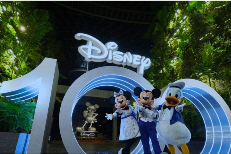 Jewel Changi Singapura menghadirkan beragam pertunjukan dan spot foto dalam rangka Disney100 atau perayaan ulang tahun Disney yang ke-100.