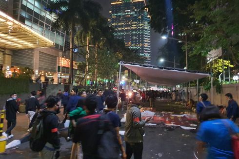Demonstran Bentrok dengan Polisi di Kampus Atma Jaya, Jalan Sudirman Ditutup