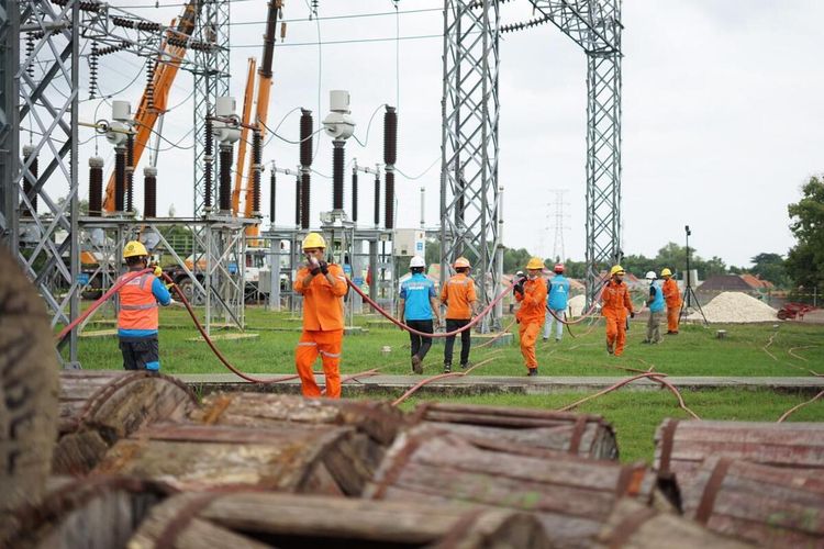 Petugas PLN berjibaku untuk memulihkan pasokan listrik di Pulau Madura yang terdampak gangguan penghantar Saluran Kabel Tegangan Tinggi (SKTT) 150 kV Ujung - Bangkalan sejak Sabtu (26/2/2022) lalu.