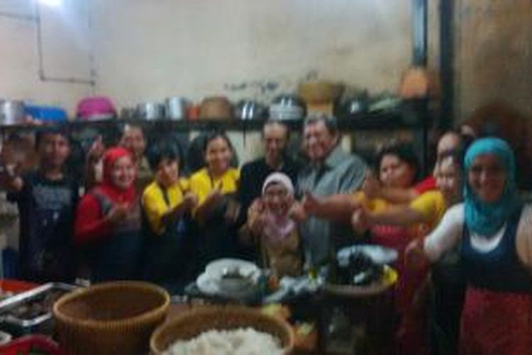 Pemilik warteg di Pasar Cihapit, Bandung, Jawa Barat, Eha (84) (duduk paling tengah) dan pegawai di wartegnya berfoto bersama dengan Gubernur Jawa Barat Ahmad Heryawan, Rabu, (8/1/2014)
