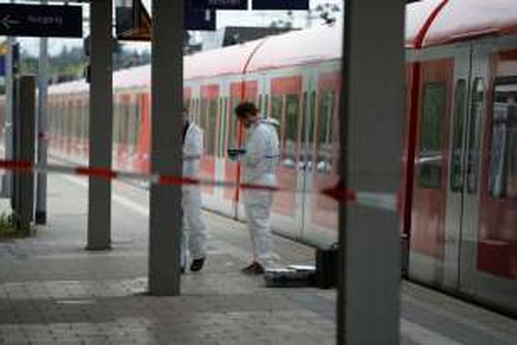 Tim forensik kepolisian Jerman tengah memeriksa peron stasiun kereta api Grafing, tak jauh dari kota Muenchen, setelah seorang pria menikam empat orang di tempat itu.