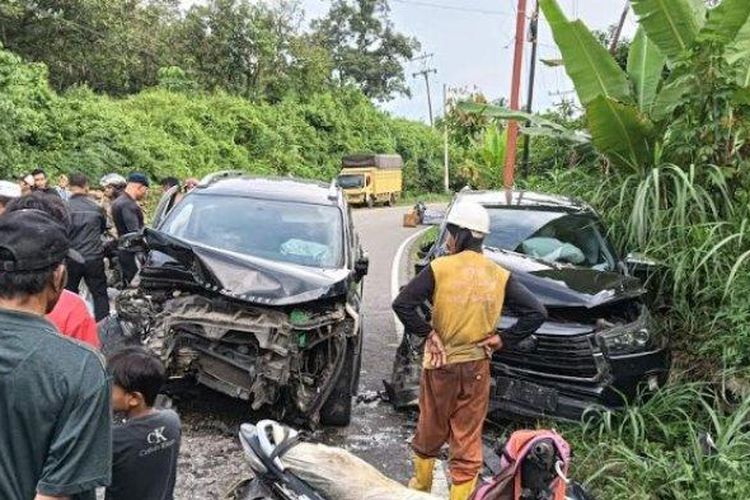 Kondisi mobil rombongan istri PJ Wali Kota Padangsidimpuan Masroni Ritonga (kanan) dan mobil personel Polres Mandailing Natal (kiri) usai adu banteng , Minggu (31/3/2024). 

