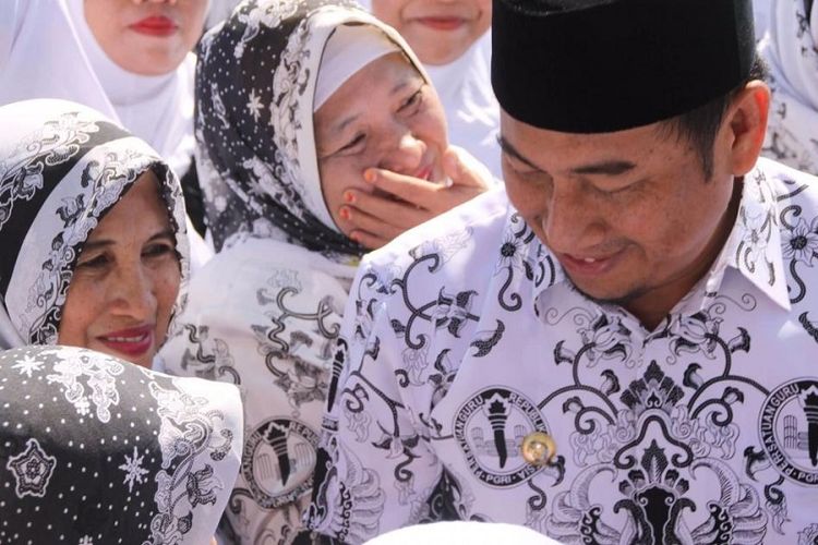 Bupati Bone Bolango Hamim Pou menerima anugerah Dwija Praja Nugraha yang dianugerahkan oleh PGRI kepada pimpinan daerah yang memiliki komitmen tinggi terhadap profesionalitas dan kesejahteraan guru. 