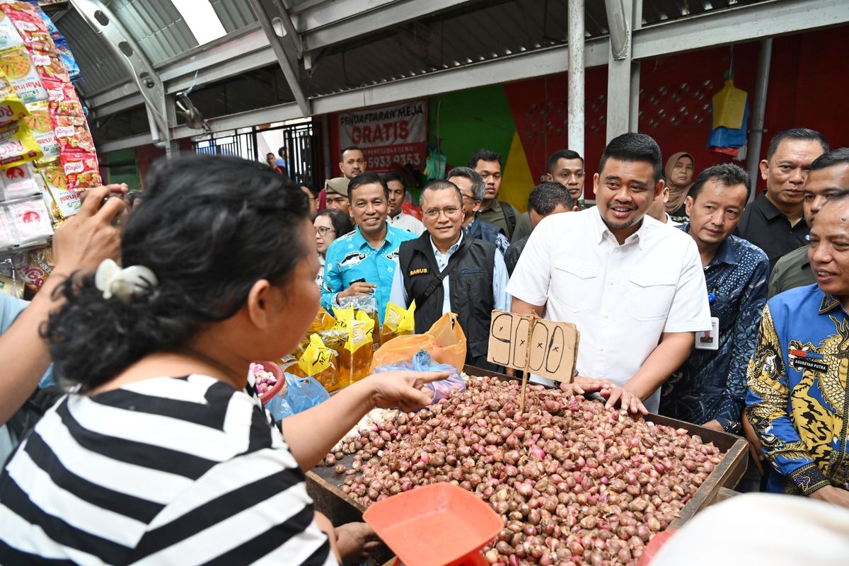 Gubernur Sumatera Utara (Sumut) Bobby Afif Nasution bersama Kepala Perwakilan Bank Indonesia (BI) Provinsi Sumut Rudy B Hutabarat, dan sejumlah OPD melakukan sidak pasar dalam rangka menjaga ketersediaan pasokan dan stabilitas harga bahan pangan strategis menjelang Hari Besar Keagamaan Nasional (HBKN) Natal dan Tahun Baru, di Pasar Sukaramai Medan, Kamis (18/12/2025)