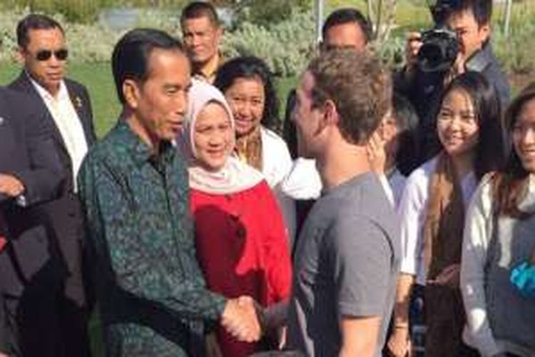 Presiden Joko Widodo bersalaman dengan CEO Facebook Mark Zuckerberg saat kunjungan ke kantor Facebook, Rabu (17/2/2016).