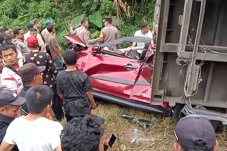 Kecelakaan diduga akibat rem blong, truk Fuso kontra mobil terjadi di Jalan lintas Siantar-Saribudolok tepatnya di wilayah Bulu Pange, Kelurahan Merek Raya, Kecamatan Raya, Kabupaten Simalungun, Provinsi Sumatera Utara (Sumut), Rabu (24/1/2024).  