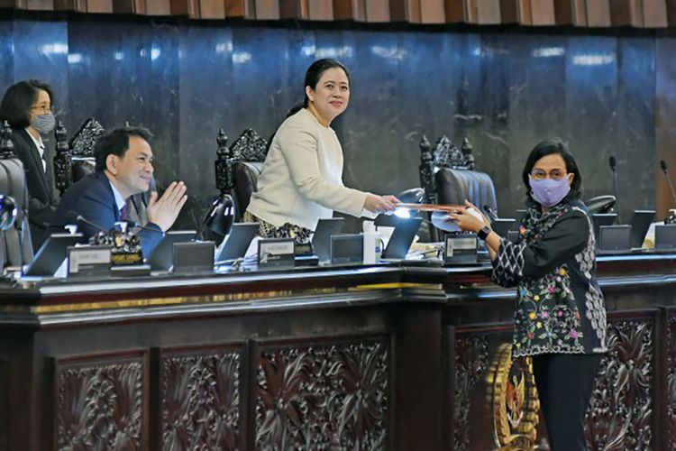 Ketua DPR RI Dr. (H.C.) Puan Maharani Terima Peraturan Pemerintah Pengganti Undang-Undang (Perppu) Nomor 1 Tahun 2020 yang di berikan Menteri Keuangan Sri Mulyani Indrawati di Gedung DPR RI, Senayan, Jakarta, Selasa (12/5/2020).