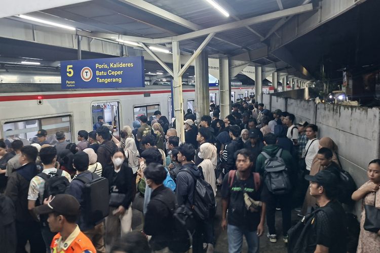 Cerita Penumpang KRL Terjebak 1,5 Jam di Stasiun Duri, Gagal Temani Anak Takbiran