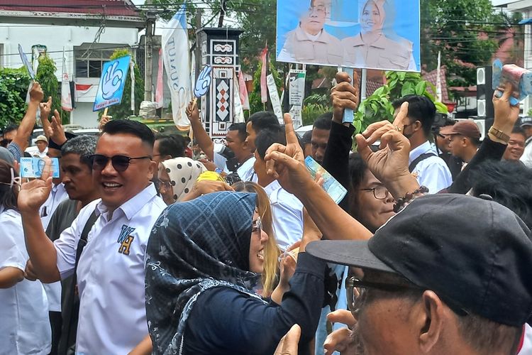Foto: Pendukung pasangan calon wali kota dan wakil walikota Pematangsiantar berjoget saat bagi bagi uang pada acara deklarasi kampanye damai Pilkada Pematangsiantar di Lapangan Parkir Pariwisata, Jalan Merdeka Kota Pematangsiantar, Sumatera Utara, Selasa (24/9/2024) siang.