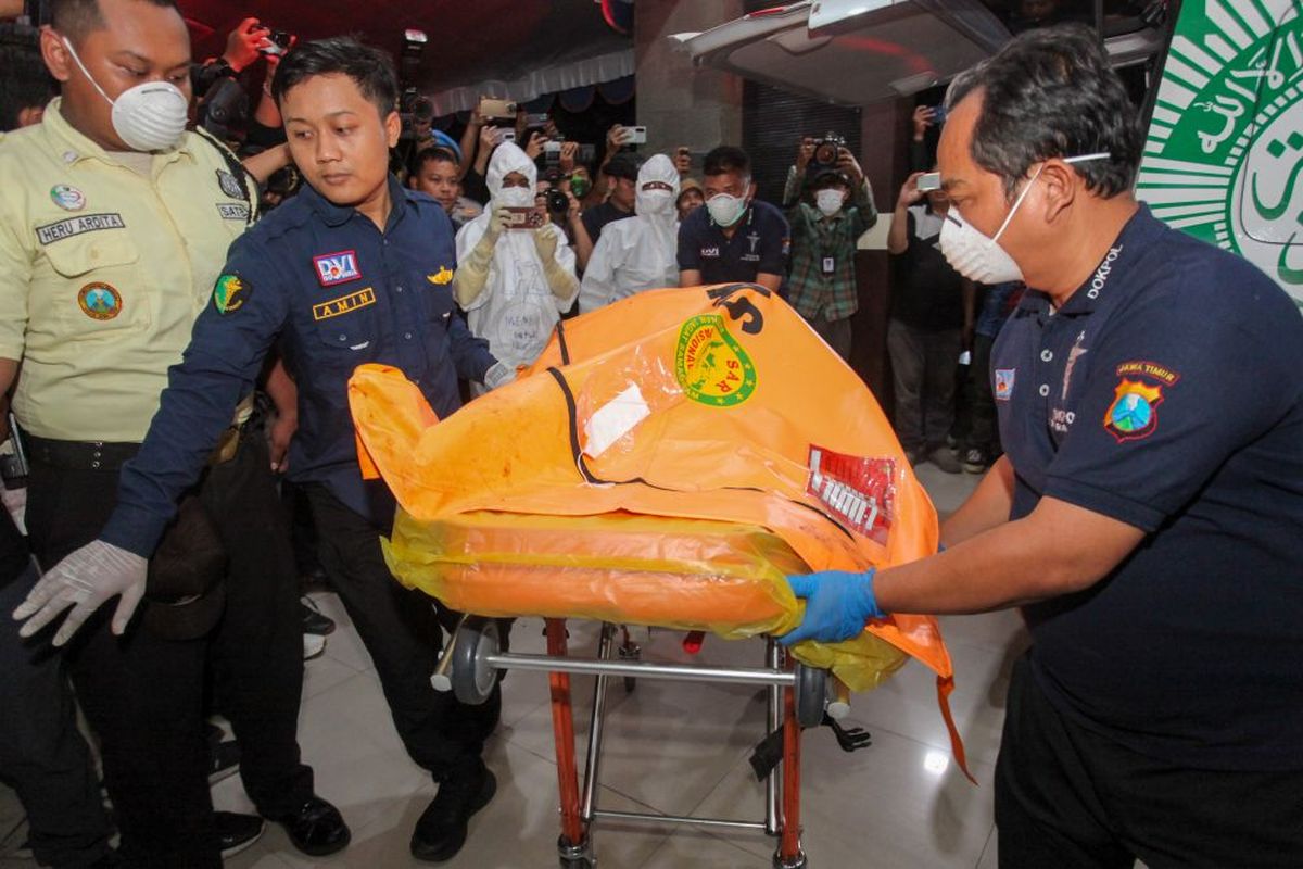 Petugas membawa jenazah korban runtuhnya bangunan mushala Pondok Pesantren (Ponpes) Al Khoziny untuk diidentifikasi di Rumah Sakit Bhayangkara H.S. Samsoeri Mertojoso, Surabaya, Jawa Timur, Jumat (3/10/2025). Pada Jumat (3/10) hingga sekitar pukul 18.00 WIB Polda Jawa Timur telah menerima delapan jenazah korban bangunan mushala Ponpes Al Khoziny di Buduran, Sidoarjo yang runtuh pada Senin (29/9) untuk dilakukan identifikasi. ANTARA FOTO/Didik Suhartono/sgd