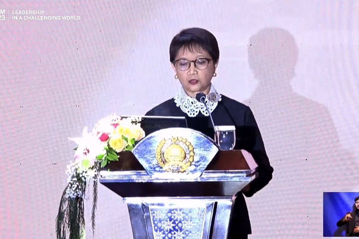 Menteri Luar Negeri (Menlu) Retno L. P. Marsudi menyampaikan Pernyataan Pers Tahunan Menteri Luar Negeri Tahun 2023 di Jakarta, Rabu (11/1/2023).  