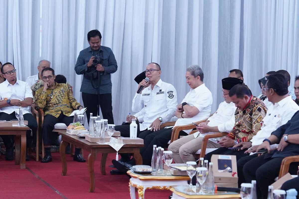 Wali Kota Bogor Dedie A. Rachim saat menghadiri Rapat Koordinasi (rakor) Percepatan Pembangunan Infrastruktur di Jawa Barat di  Gedung Singaperbangsa, Kantor Bupati Karawang, Nagasari, Kabupaten Karawang, Kamis (18/9/2025). 