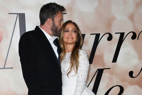 Istimewa, Ben Affleck Pilih Cincin Berlian Hijau untuk Jennifer Lopez