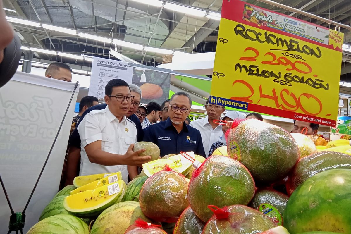 Mendag Zulhas saat meninjau kebutuhan pokok di ritel Hypermart Puri Indah Jakarta, Kamis (8/12/2022).