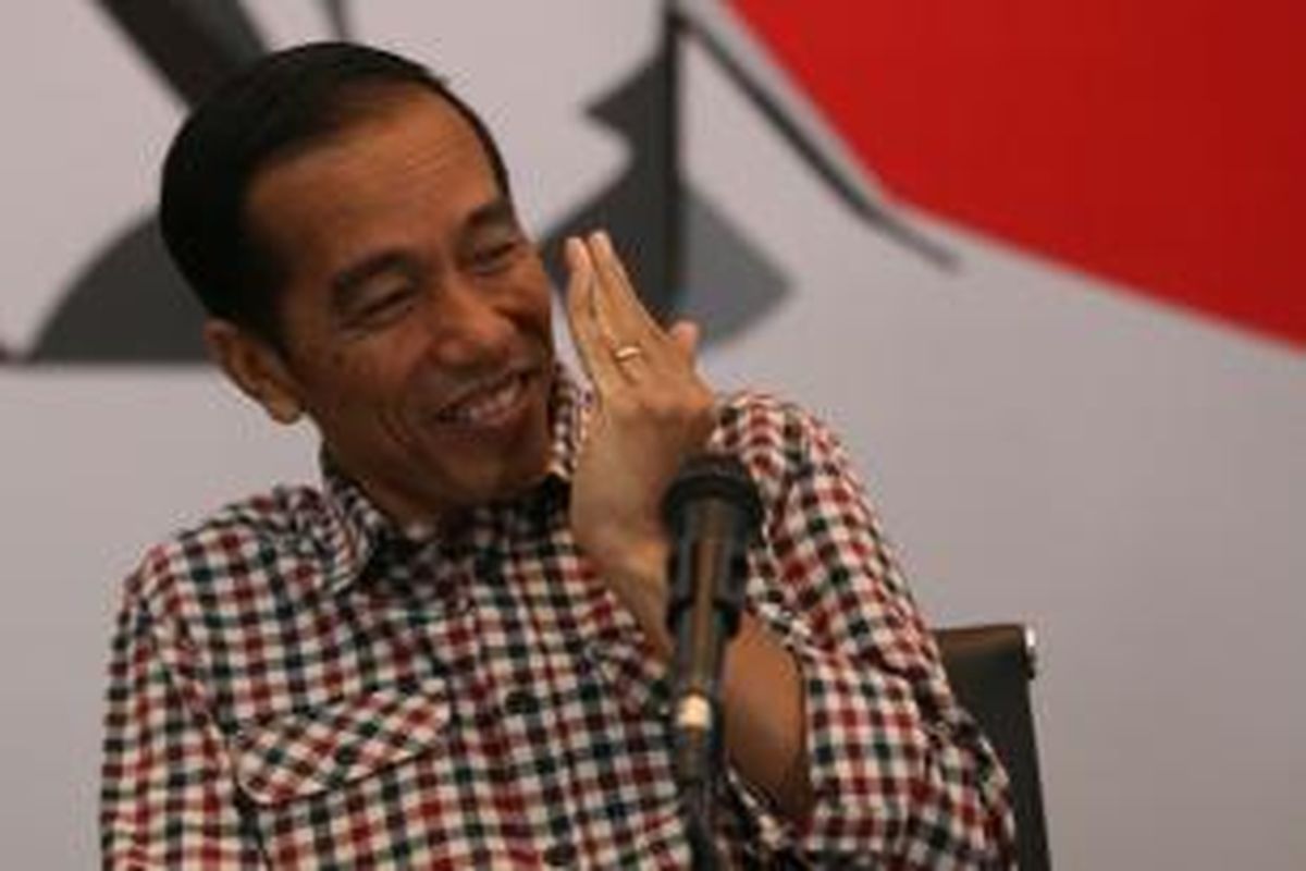 Capres nomor urut 2, Joko Widodo (Jokowi), saat menggelar konferensi pers di Hotel Holiday Inn, Bandung, Jawa Barat, Kamis (3/7/2014). Dalam kesempatan yang juga dihadiri cawapres pasangannya, Jusuf Kalla (JK), ia menyampaikan 9 Program Nyata Jokowi-JK jika terpilih sebagai presiden. KOMPAS/WISNU WIDIANTORO