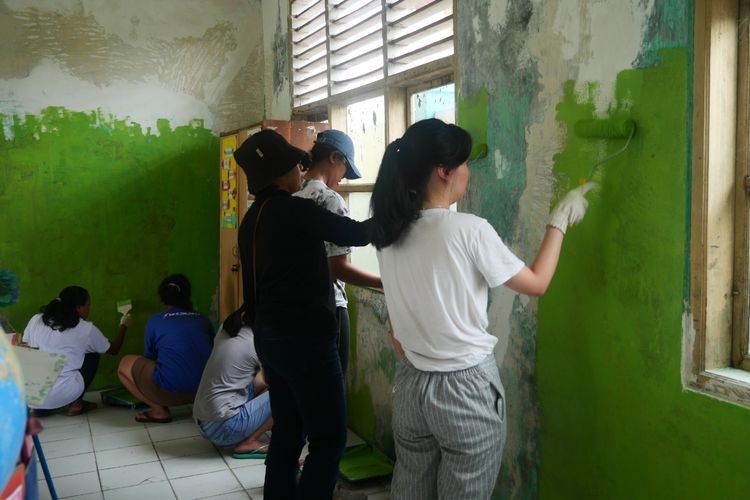 Sejumlah karyawan Siloam Hospitals menggelar aksi sosial bidang pendidikan dalam bentuk rehabilitasi gedung SDN Pakuhaji 4 di Kampung Pondok Kulon, Kecamatan Pakuhaji, Kabupaten Tangerang (17/2/2024).