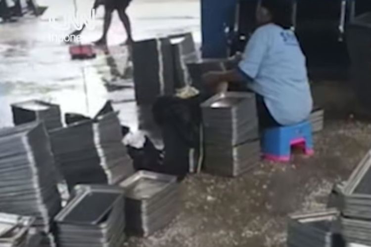 Ratusan ompreng atau food tray Makan Bergizi Gratis (MBG) berserakan di lantai dekat kolam pembuangan limbah di Dapur MBG Asem 1, Kecamatan Cibadak, Kabupaten Lebak, Banten, 16 September 2025.