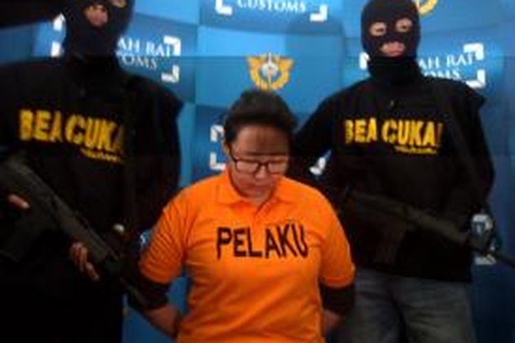 Wanita warga Negara Rusia, Magnaeva Aleksandra (24) ditangkap petugas Bea dan Cukai Ngurah Rai sesaat setelah mendarat di Bali. Gadis ini kedapatan membawa narkotika jenis sabu, dengan menggunakan penerbangan Hongkong Airlines HX707 dari Hongkong menuju Denpasar. 